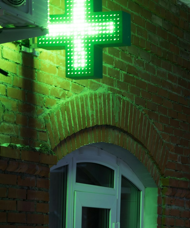 Croix verte lumineuse d’une pharmacie